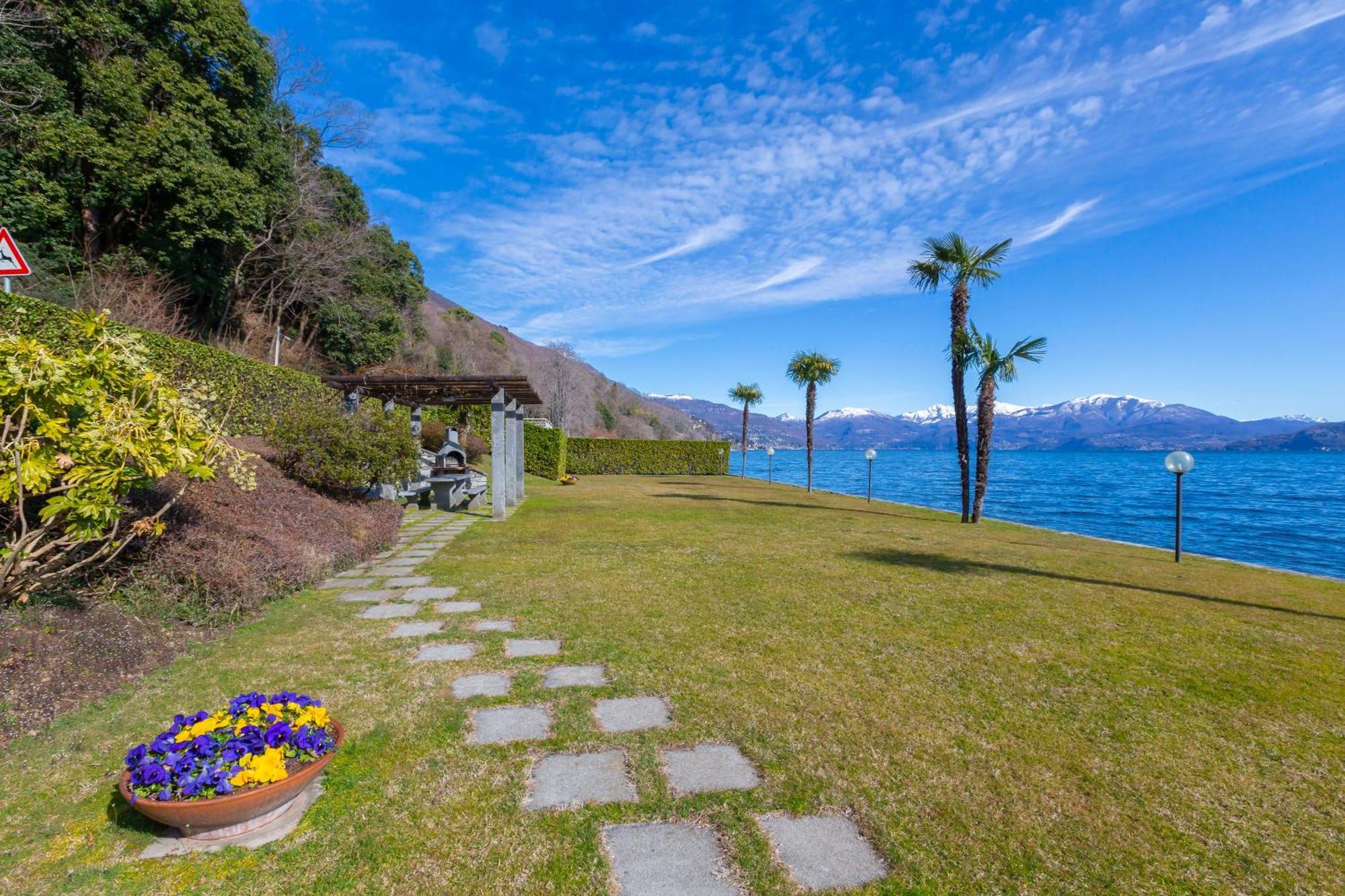 Blu Lake Apartment On Ghiffa Beach - Happy Rentals ภายนอก รูปภาพ