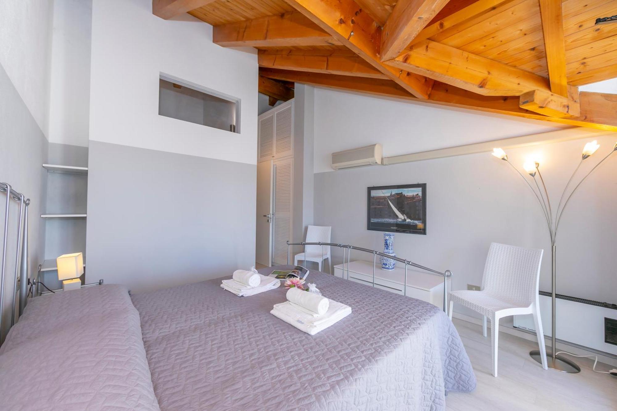 Blu Lake Apartment On Ghiffa Beach - Happy Rentals ภายนอก รูปภาพ