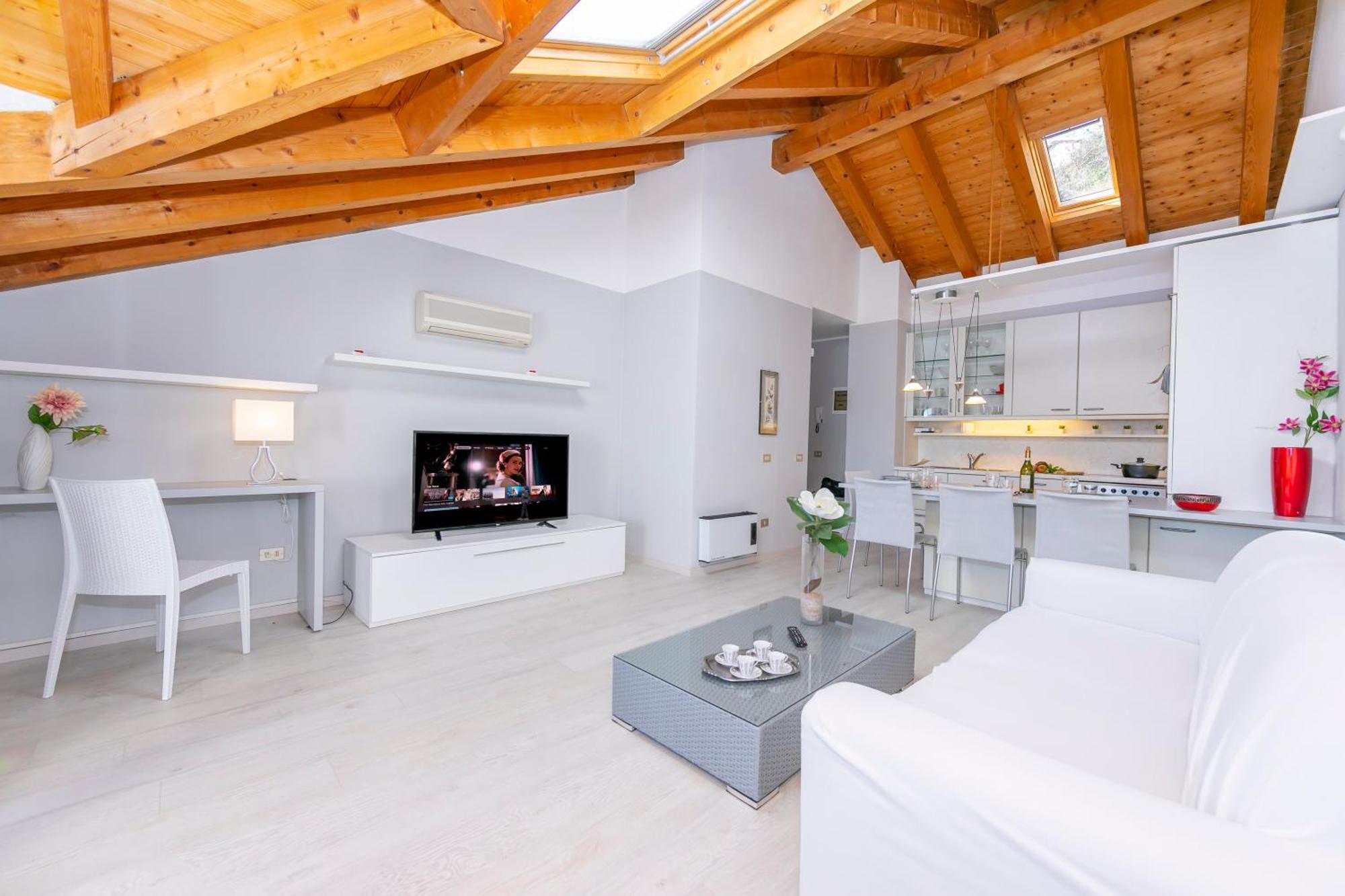 Blu Lake Apartment On Ghiffa Beach - Happy Rentals ภายนอก รูปภาพ